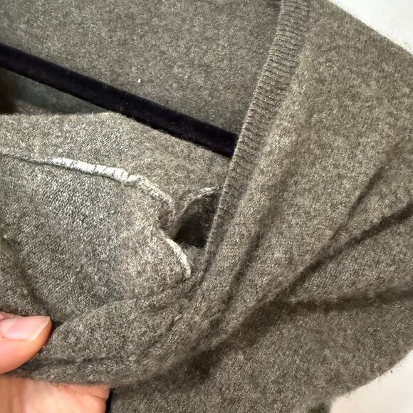 Everlane Women’s 100% Cashmere Sweater  V Neck Green Small Soft Cozy Staple - Picture 7 of 8